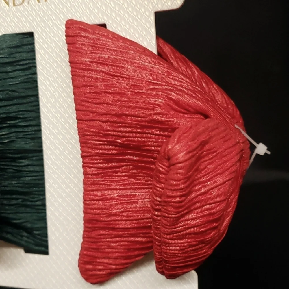 Sunday State NWT Set of 2 Red and Green Crinkle Bow Clips